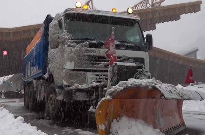 Disagi per neve verso i tunnel del Bianco e del G.S. Bernardo