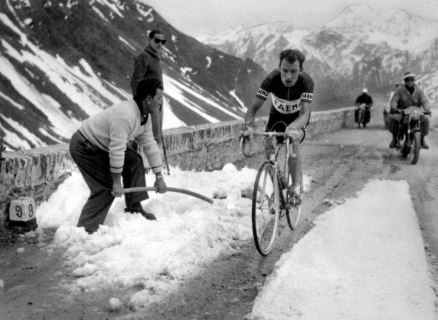 Charly Gaul (1932-2005) sul Gran San Bernardo; questi sono i ciclisti che vogliamo e che amiamo