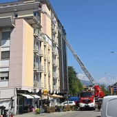 Aosta, da un condominio calcinacci sulle auto