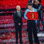 Olly sul palco, emozionato per la vittoria (photo credit Sanremo News)