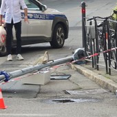 Aosta, via Torino: si schianta al suolo il palo che sostiene la videocamera ZTL