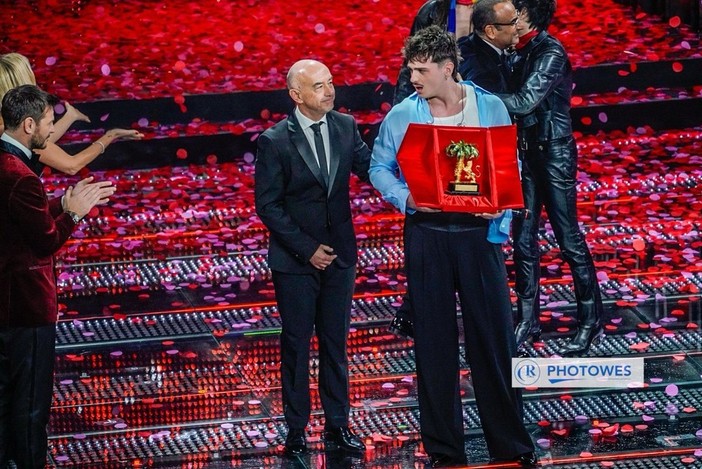 Olly sul palco, emozionato per la vittoria (photo credit Sanremo News)