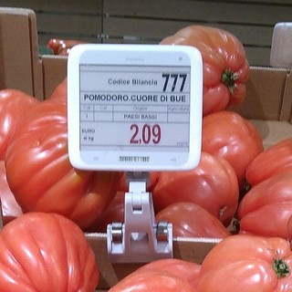 Aosta, tanti pomodori al supermercato, ma sono olandesi