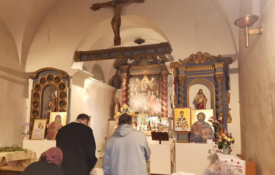 Il sacerdote officia la Divina liturgia del Martedì santo rivolto all'altare, come i fedeli