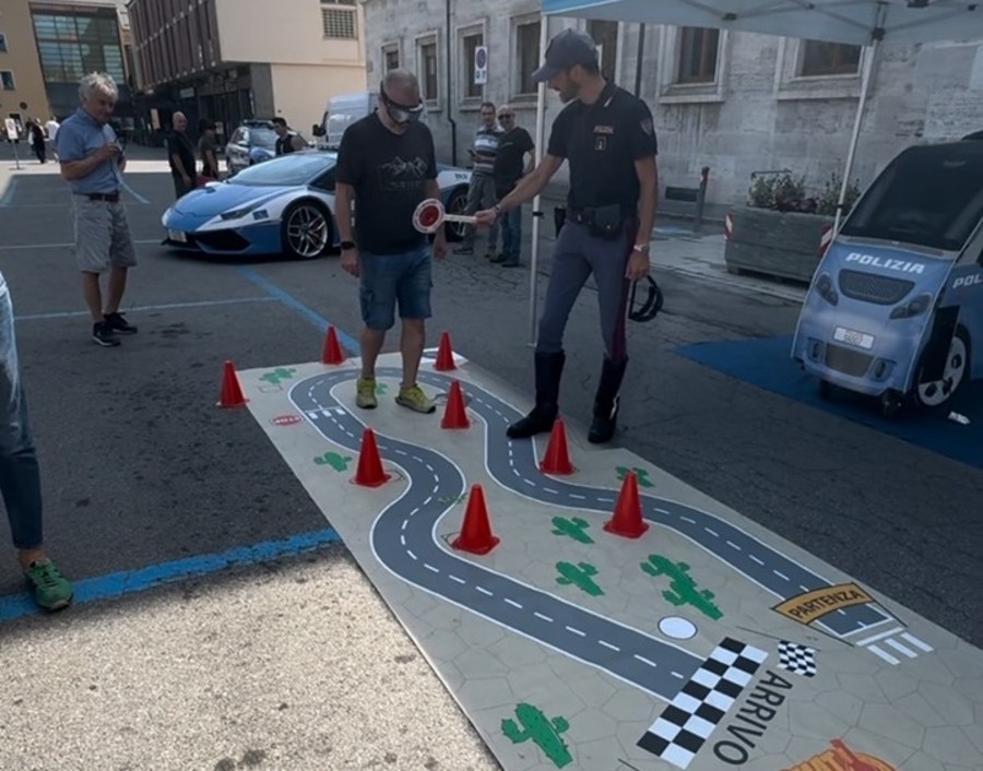 Sicurezza stradale, ad Aosta la Lamborghini della Polizia