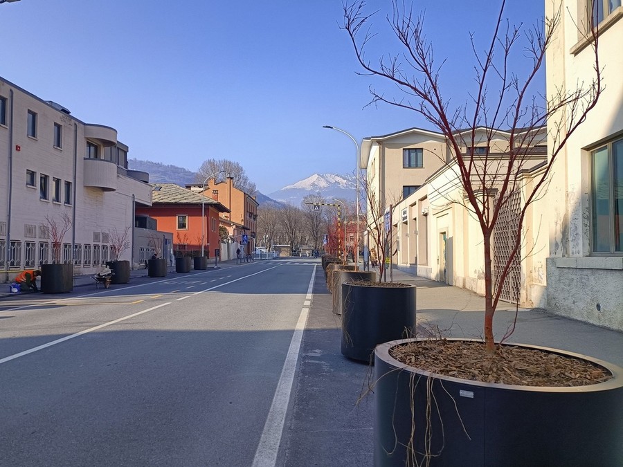 Aosta, posati dal Comune i nuovi arredi 'dissuasori' in via Garibaldi