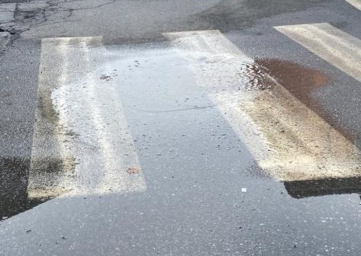 Costante da mesi la perdita di acqua calda in via Mazzini ad Aosta