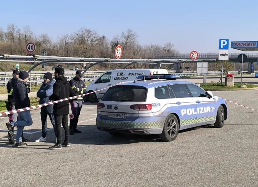 Sulla A5 agenti aggrediti a martellate reagiscono sparando; colpita auto di dirigente regionale valdostano