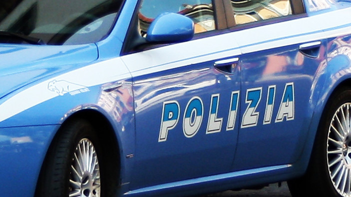 Picchia la compagna e la minaccia di morte, 24enne arrestato dalla polizia