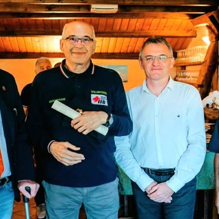 Polignone secondo a sinistra, insieme al Presidente della Giunta Renzo Testolin, al presidente dell'Unité Grand-Paradis Mauro Lucianaz e al presidente dell'Associazione Volontari del soccorso Grand-Paradis Flavio Borinato, in occasione dei festeggiamenti del trentennale dell'Associazione