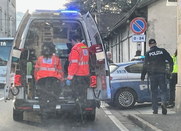 Aosta: trovato ferito e incosciente in mezzo alla strada, indaga la polizia