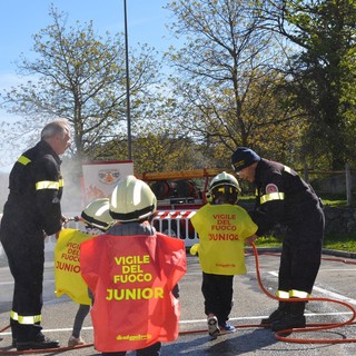 Oltre 70 bambini della scuola di Saint-Pierre pompieri per un giorno