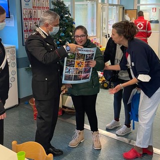 Carabinieri vicini ai bambini ricoverati all'ospedale Beauregard