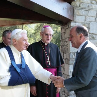 Nella foto di archivio di undici anni fa l'allora Presidente della Giunta, Augusto Rollandin, riceve Papa Ratzinger a Les Combes di Introd