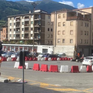 Chiusa piazza Plouve, sui parcheggi ancora utilizzabili per qualche giorno decide l'impresa