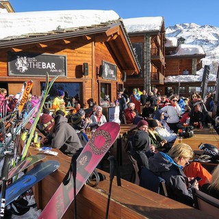 Sciatori in 'pausa' sulle piste di sci a Breuil-Cervinia (photo credit Enrico Romanzi)