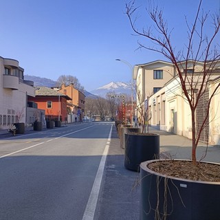 Aosta, posati dal Comune i nuovi arredi 'dissuasori' in via Garibaldi