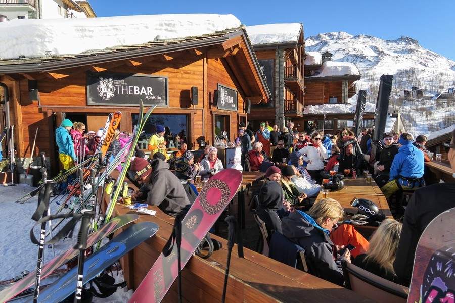 Sciatori in 'pausa' sulle piste di sci a Breuil-Cervinia (photo credit Enrico Romanzi)