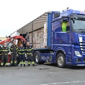 Le uniformi dei pompieri volontari del Corpo valdostano donate ai Bomberos del Paraguay