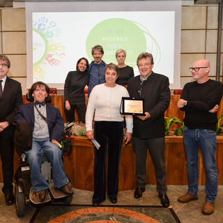 Al centro, Rosalia Ventrini riceve il Premio