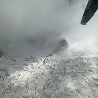 Due alpinisti bloccati da ore a oltre 4.000 metri sul Bianco