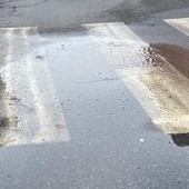 Costante da mesi la perdita di acqua calda in via Mazzini ad Aosta