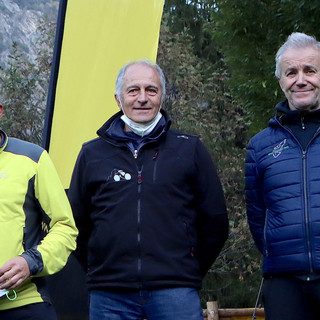 Battista Pieiller (al centro) insieme a Loris Salice (sinistra) e Mauro Cerise (destra) durante le premiazioni del 2021 dei circuito regionali