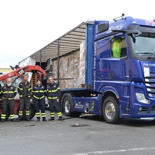 Le uniformi dei pompieri volontari del Corpo valdostano donate ai Bomberos del Paraguay