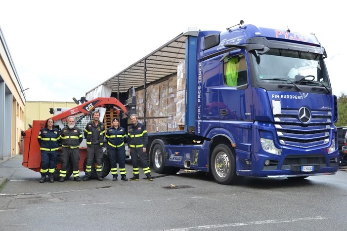 Le uniformi dei pompieri volontari del Corpo valdostano donate ai Bomberos del Paraguay