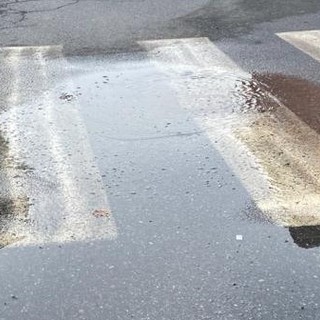 Costante da mesi la perdita di acqua calda in via Mazzini ad Aosta