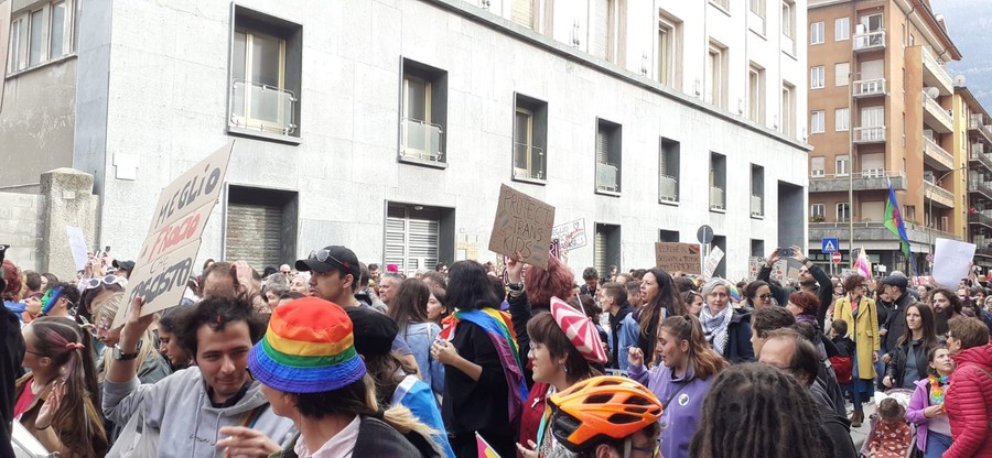 Oltre duemila persone hanno sfilato in festa all'Aosta Pride 2024