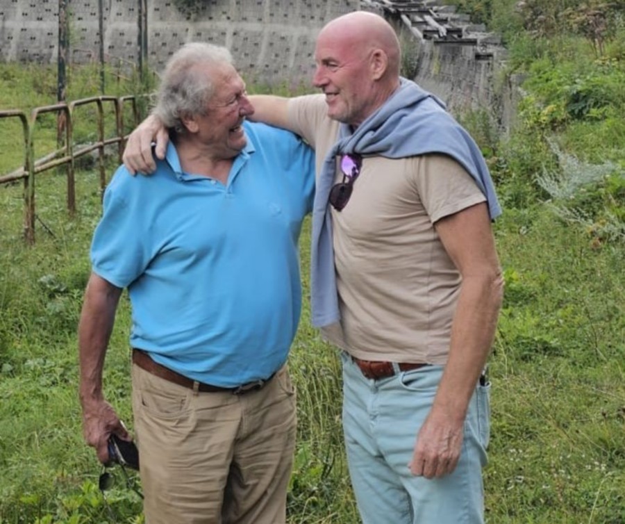 Bob, l'abbraccio tra due grandi campioni del passato sulla pista di Cervinia