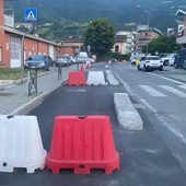 Aosta, in via Kaolack magazzini e depositi ma i jersey della ciclabile 'chiudono' l'accesso a camion e tir