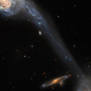 Il ponte intergalattico ripreso da Hubble (fonte: ESA/Hubble &amp; NASA, Dark Energy Survey/DOE/FNAL/DECam/CTIO/NOIRLab/NSF/AURA, J. Dalcanton)