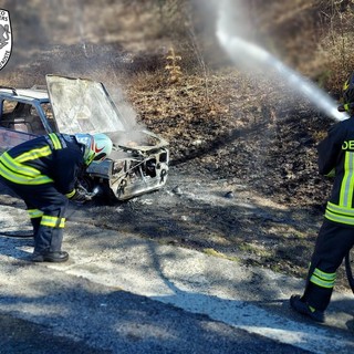 Le fiamme distruggono una Fiat Panda a Montjovet