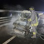 Le fiamme distruggono un'auto a Gignod, conducente illesa