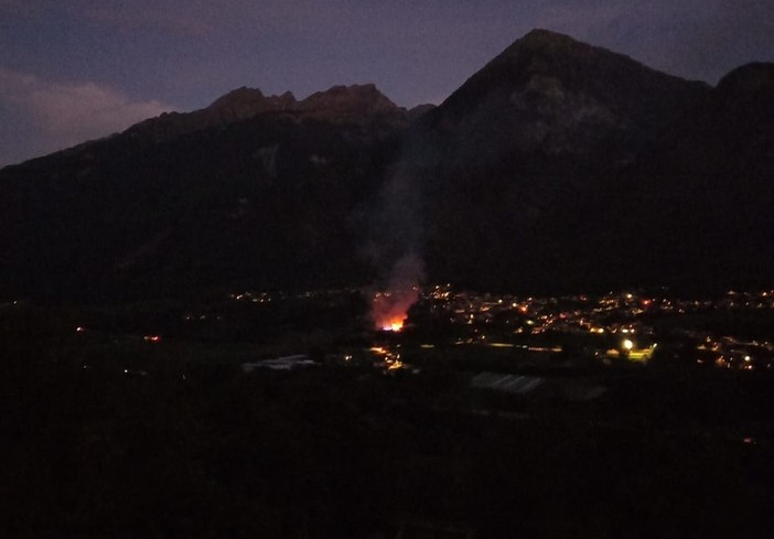 L'incendio del maneggio visto dalla collina di fronte