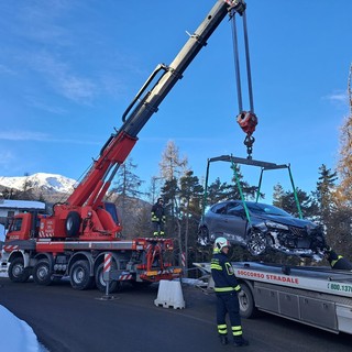 Recuperata dai Vigili del fuoco auto finita nel bosco