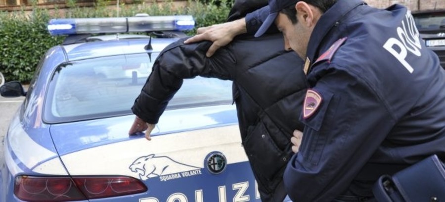 Resistenza e minacce a poliziotti e carabinieri, tre arresti ad Aosta e St-Vincent