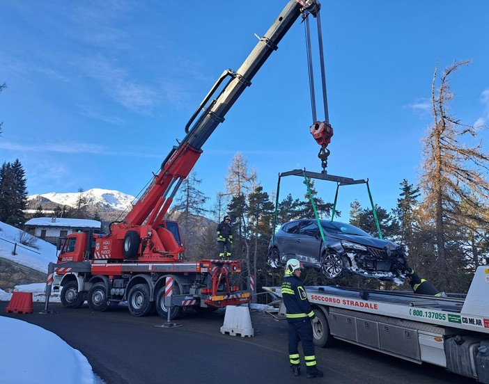 Recuperata dai Vigili del fuoco auto finita nel bosco