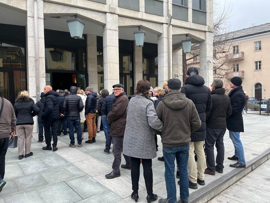 In fila per l'ultimo saluto ad Augusto Rollandin