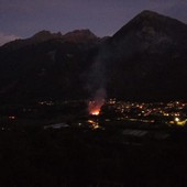 L'incendio del maneggio visto dalla collina di fronte