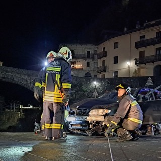 P.S. Martin, auto esce fuori strada e resta in bilico sul ponte del Lys