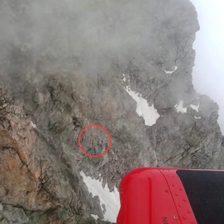 L'elicottero, ieri pomeriggio, si avvicina all'alpinista illeso per il recupero