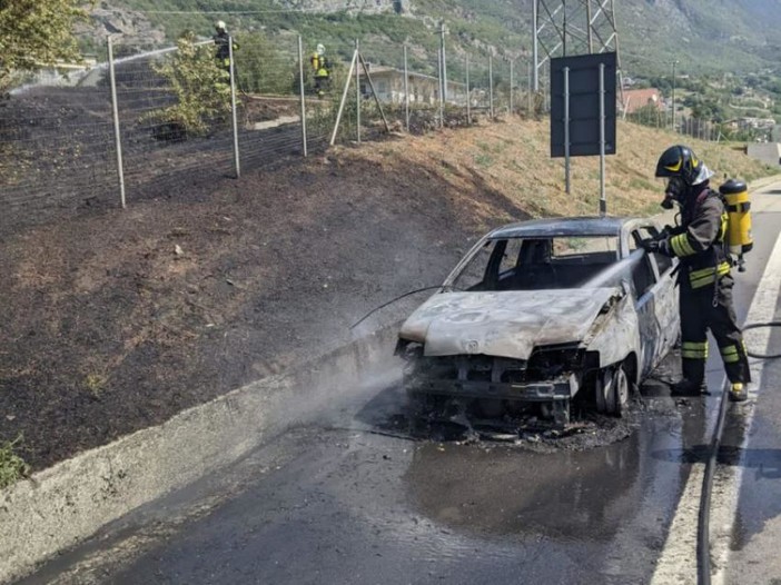 Auto in fiamme sulla A5 a Chatillon