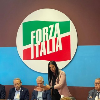 Emily Rini interviene durante una convention di Forza Italia (foto da profilo twitter)