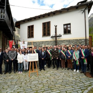 La scopertura della targa lo scorso maggio a Rovenaud