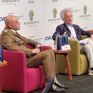 Il generale Carmine Masiello insieme al giornalista e saggista Federico Rampini sul palco di Renewable Thinking