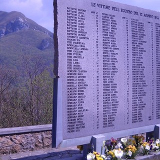 La stele memoriale che ricorda l'eccidio a Sant'Anna di Stazzema