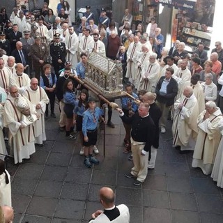 La processione fa tappa davanti alla Cappella intitolata a San Grato (photo credit Sandra Moschella)